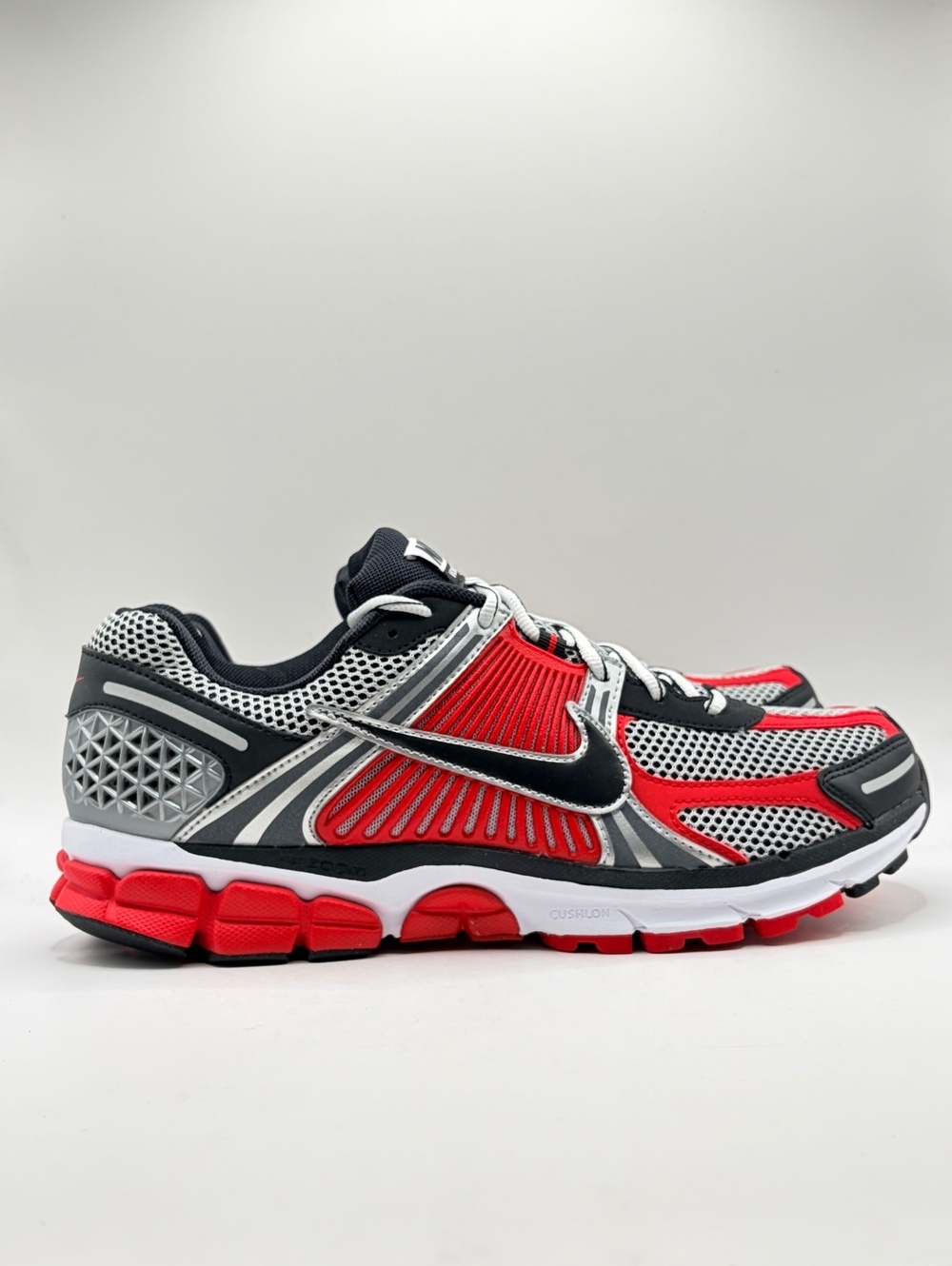 Nike Zoom Vomero 5 sneakers in Metallic Silver and Black 11 Men